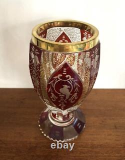 Ancien vase sur pied / calice cristal de bohème rouge rubis et doré Décor oiseau
