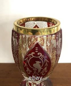 Ancien vase sur pied / calice cristal de bohème rouge rubis et doré Décor oiseau