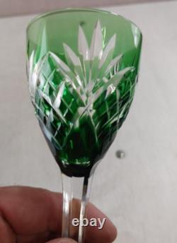 Ancien verre à vin, en cristal vert, décor Chantilly, signé Saint Louis