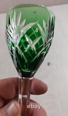 Ancien verre à vin, en cristal vert, décor Chantilly, signé Saint Louis
