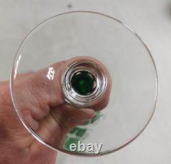 Ancien verre à vin, en cristal vert, décor Chantilly, signé Saint Louis