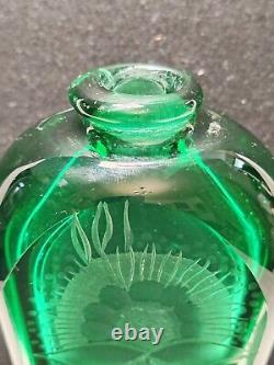 Ancienne Bouteille à parfum en cristal vert gravé Main