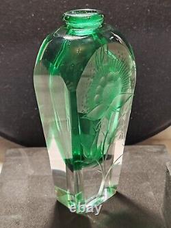 Ancienne Bouteille à parfum en cristal vert gravé Main