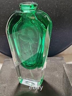 Ancienne Bouteille à parfum en cristal vert gravé Main