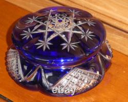 Ancienne bonbonnière overlay bleu en cristal de Baccarat taillé signé superbe