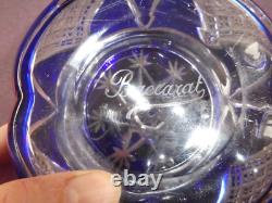 Ancienne bonbonnière overlay bleu en cristal de Baccarat taillé signé superbe