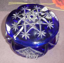 Ancienne bonbonnière overlay bleu en cristal de Baccarat taillé signé superbe