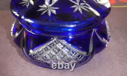 Ancienne bonbonnière overlay bleu en cristal de Baccarat taillé signé superbe
