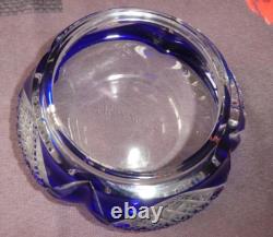 Ancienne bonbonnière overlay bleu en cristal de Baccarat taillé signé superbe
