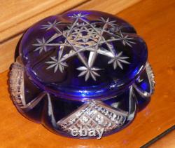 Ancienne bonbonnière overlay bleu en cristal de Baccarat taillé signé superbe
