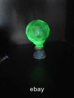 Ancienne et rare Boule d'escalier cristal d'ouraline uranium taillé Baccarat