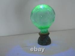 Ancienne et rare Boule d'escalier cristal d'ouraline uranium taillé Baccarat