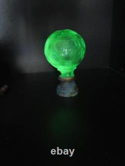 Ancienne et rare Boule d'escalier cristal d'ouraline uranium taillé Baccarat