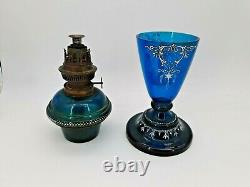 Ancienne lampe à pétrole en verre émaillée décor Mary Grégory