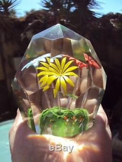 Ancienne sulfure presse papier en cristal taillée, décor de fleurs