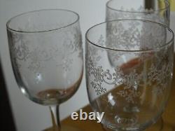 BACCARAT 4 ANCIENS VERRES A VIN CRISTAL MODELE SEVIGNE ht 12,5 cm époque 1920