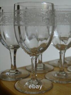 BACCARAT 8 ANCIENS VERRES A VIN CRISTAL GRAVURE FLEURS DE LYS CHABLIS ht 11,5 cm