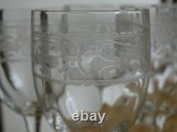 BACCARAT 8 ANCIENS VERRES A VIN CRISTAL GRAVURE FLEURS DE LYS CHABLIS ht 11,5 cm