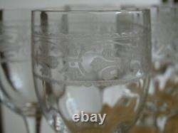 BACCARAT 8 ANCIENS VERRES A VIN CRISTAL GRAVURE FLEURS DE LYS CHABLIS ht 11,5 cm