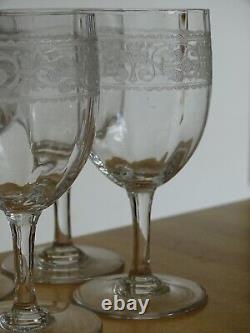 BACCARAT 8 ANCIENS VERRES A VIN CRISTAL GRAVURE FLEURS DE LYS CHABLIS ht 11,5 cm