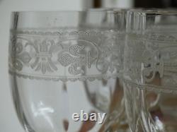 BACCARAT 8 ANCIENS VERRES A VIN CRISTAL GRAVURE FLEURS DE LYS CHABLIS ht 11,5 cm