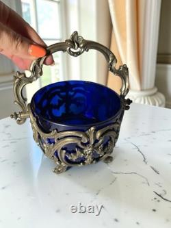 Biscuitière ancienne en verre bleu cobalt et métal ouvragé Style Louis XV Biscuitière ancienne en verre bleu cobalt et métal ouvragé Style Louis XV