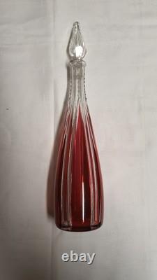 Carafe ancienne en verre bisauté de couleur rouge et blanc avec bouchon