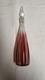 Carafe ancienne en verre bisaut&eacute; de couleur rouge et blanc avec bouchon