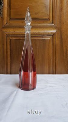 Carafe ancienne en verre bisauté de couleur rouge et blanc avec bouchon