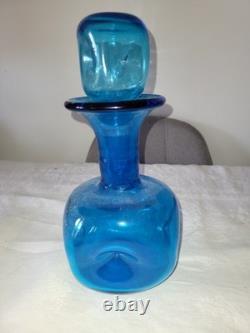 Carafe ancienne en verre bosselé bleu