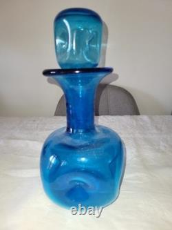 Carafe ancienne en verre bosselé bleu