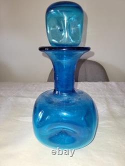 Carafe ancienne en verre bosselé bleu