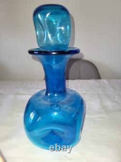 Carafe ancienne en verre bosselé bleu