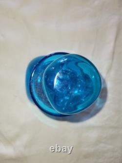 Carafe ancienne en verre bosselé bleu