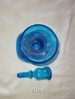 Carafe ancienne en verre bosselé bleu