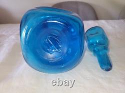 Carafe ancienne en verre bosselé bleu