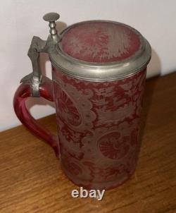 Chope ancienne en cristal de bohême rouge à décor gravé XIXe