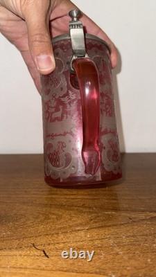 Chope ancienne en cristal de bohême rouge à décor gravé XIXe