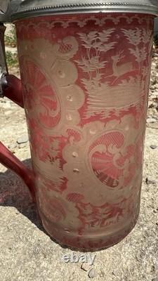 Chope ancienne en cristal de bohême rouge à décor gravé XIXe