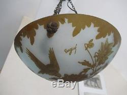 DEGUE, ancienne vasque d'éclairage en pâte de verre décor oiseau