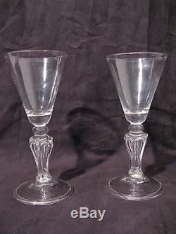 Deux anciens verres à vin en cristal époque XVIII ème siècle