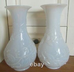 Grande ancienne paire de vases opaline décor grappe feuillages