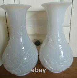 Grande ancienne paire de vases opaline décor grappe feuillages