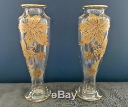 Jolie ancienne paire de vases à décor de fleurs dorées 20e