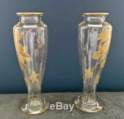 Jolie ancienne paire de vases à décor de fleurs dorées 20e