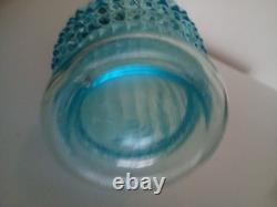 Jolie carafe ancienne verre moulé pressé bleu ciel avec son bouchon