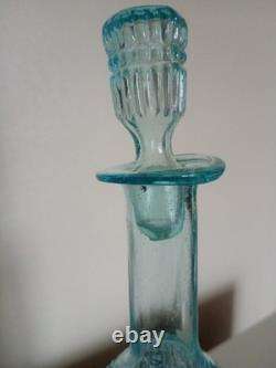 Jolie carafe ancienne verre moulé pressé bleu ciel avec son bouchon
