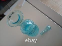 Jolie carafe ancienne verre moulé pressé bleu ciel avec son bouchon