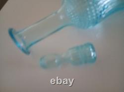 Jolie carafe ancienne verre moulé pressé bleu ciel avec son bouchon
