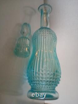 Jolie carafe ancienne verre moulé pressé bleu ciel avec son bouchon